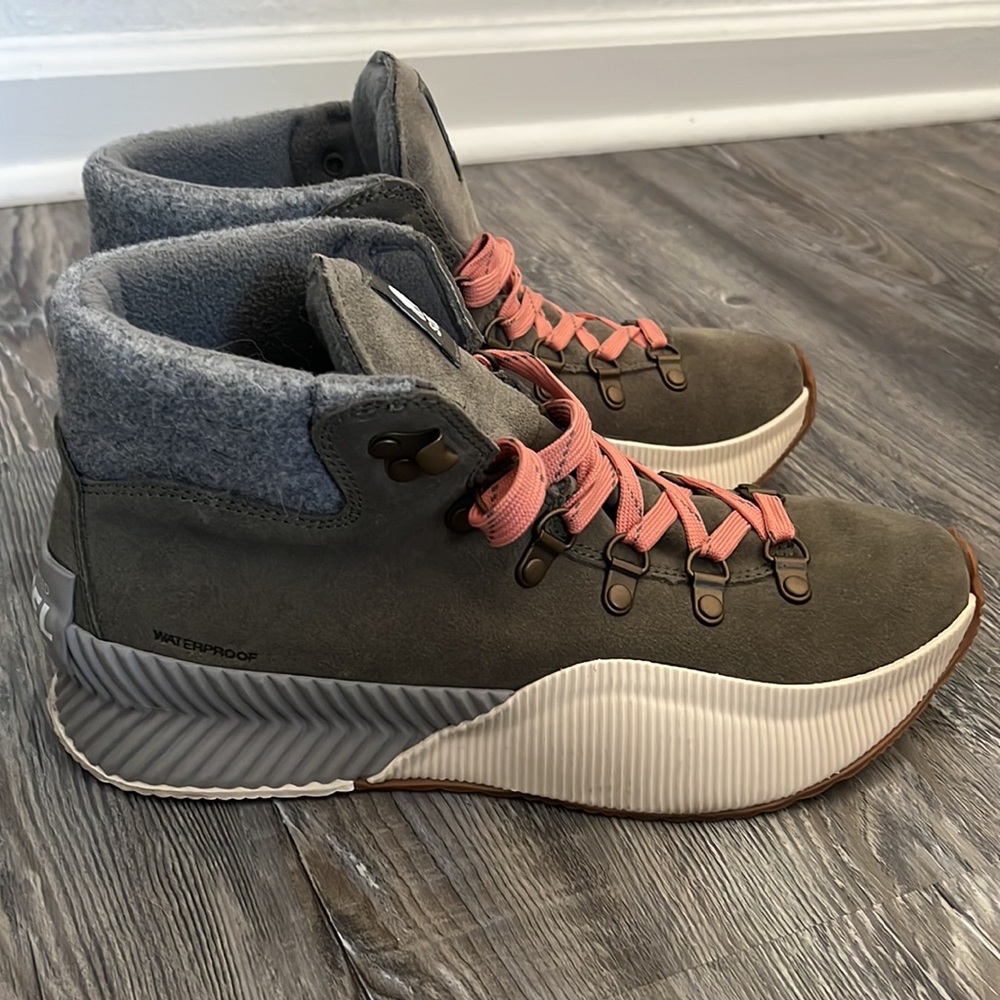 Sorel boots - Picture 4 of 5
